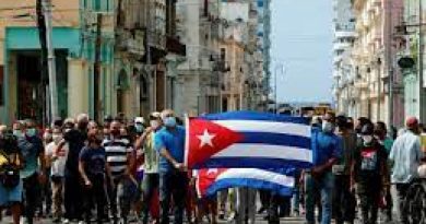Manifestaciones en contra y a favor del gobierno de Cuba en embajadas de América Latina Manifestaciones en contra y a favor del gobierno de Cuba en embajadas de América Latina